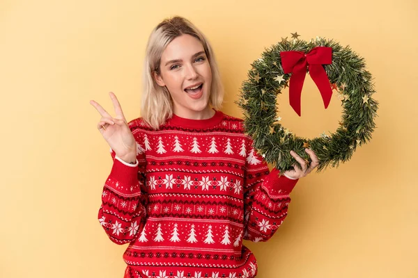 Young Caucasian Woman Holding Christmas Wreath Isolated Yellow Background Joyful — Foto Stock