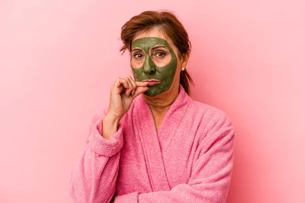 Middle Age Caucasian Woman Wearing Facial Mask Isolated Pink Background — Foto de Stock
