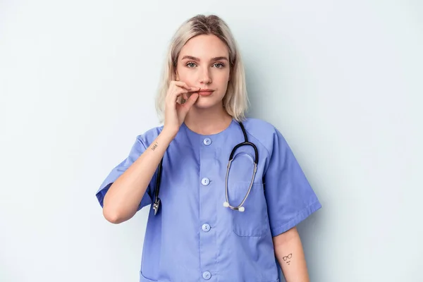 Ung Sjuksköterska Kvinna Isolerad Blå Bakgrund Med Fingrar Läppar Att — Stockfoto
