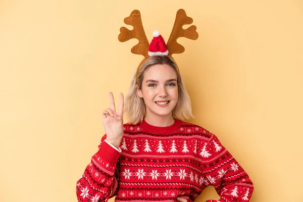 Mujer Caucásica Joven Con Sombrero Renos Navidad Aislado Sobre Fondo —  Fotos de Stock