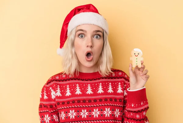 Mladá Běloška Drží Vánoční Sušenky Izolované Žlutém Pozadí — Stock fotografie
