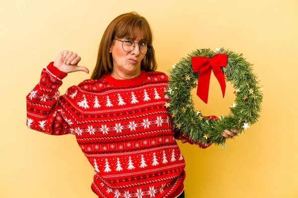 Middle Age Caucasian Woman Celebrating Christmas Holding Wreat — Stock Photo, Image