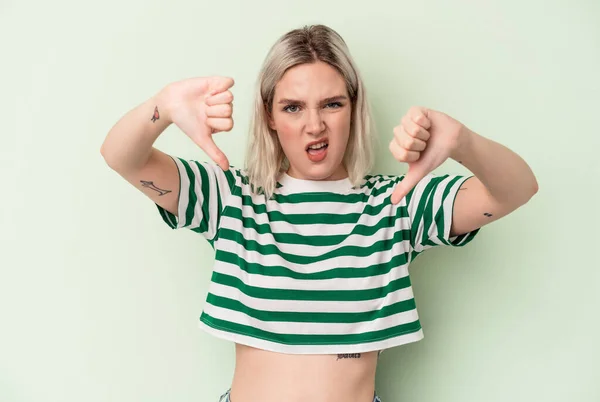 Yeşil Arka Planda Izole Edilmiş Genç Beyaz Kadın Baş Parmağını — Stok fotoğraf