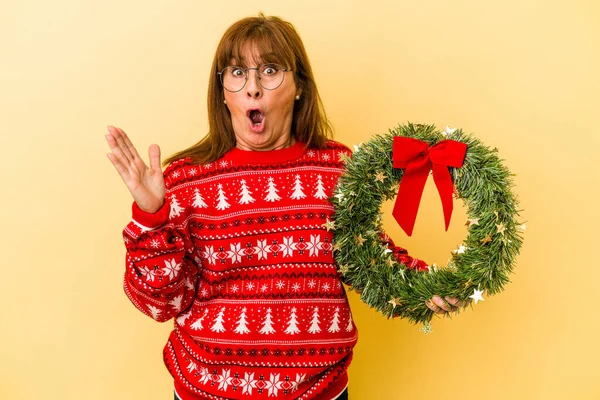 Middle Age Caucasian Woman Celebrating Christmas Holding Wreat — Stock Photo, Image