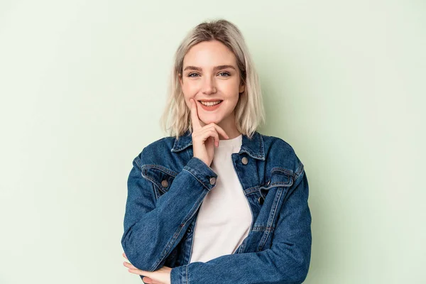 Genç Beyaz Kadın Yeşil Arka Planda Izole Edilmiş Mutlu Kendinden — Stok fotoğraf