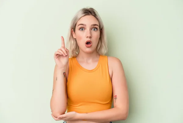 Young Caucasian Woman Isolated Green Background Having Some Great Idea — Stock Photo, Image