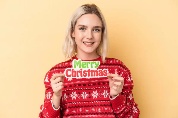 Молода Біла Жінка Тримає Різдвяні Реквізити Ізольовані Жовтому Тлі — стокове фото