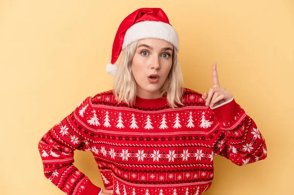 黄色の背景に孤立したクリスマスを祝う若い白人女性アイデア インスピレーションの概念を持っている — ストック写真