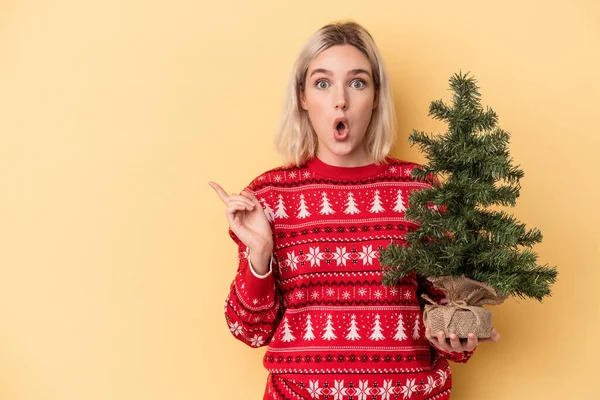 Giovane Donna Caucasica Che Tiene Piccolo Albero Natale Isolato Sfondo — Foto Stock