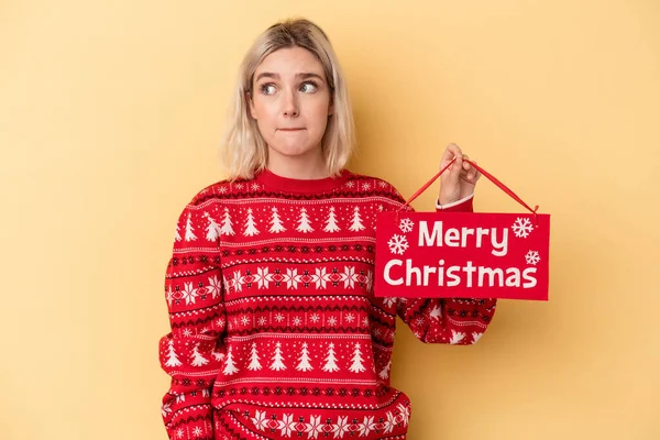 Jonge Blanke Vrouw Met Een Vrolijk Kerstbordje Geïsoleerd Gele Achtergrond — Stockfoto