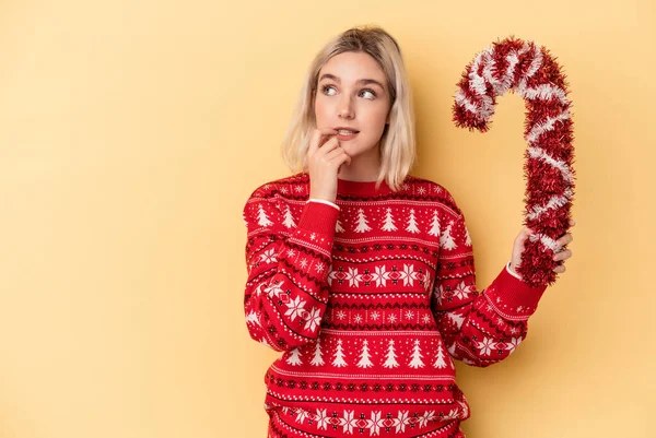 Mulher Caucasiana Jovem Segurando Grande Vara Natal Isolado Fundo Amarelo — Fotografia de Stock