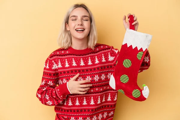 Jonge Kaukasische Vrouw Houden Een Elf Sok Geïsoleerd Gele Achtergrond — Stockfoto