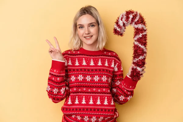 Mladá Běloška Drží Velké Vánoční Hůl Izolované Žlutém Pozadí Radostné — Stock fotografie