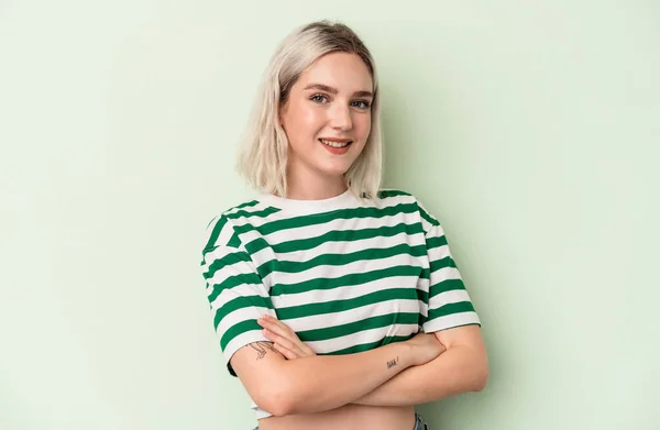 Yeşil Arka Planda Izole Edilmiş Genç Beyaz Kadın Mutlu Güler — Stok fotoğraf