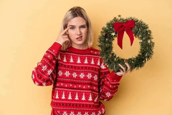 Young Caucasian Woman Holding Christmas Wreath Isolated Yellow Background Showing — Photo