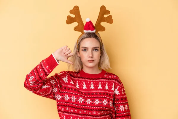 크리스마스 모자를 코카서스 배경에 고립되어 몸짓을 엄지손가락을 아래로 내리고 있습니다 — 스톡 사진