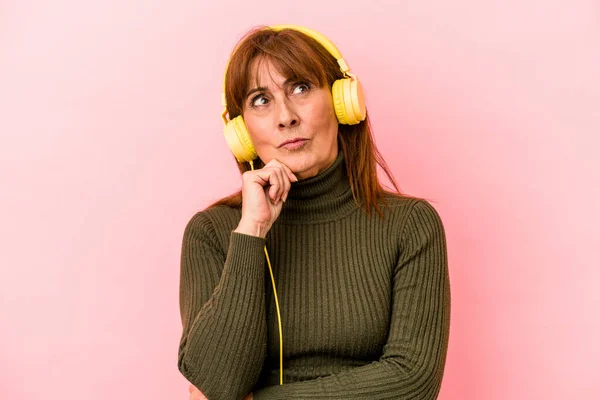 Middle Age Caucasian Woman Listening Music Isolated Pink Background Looking — Stockfoto