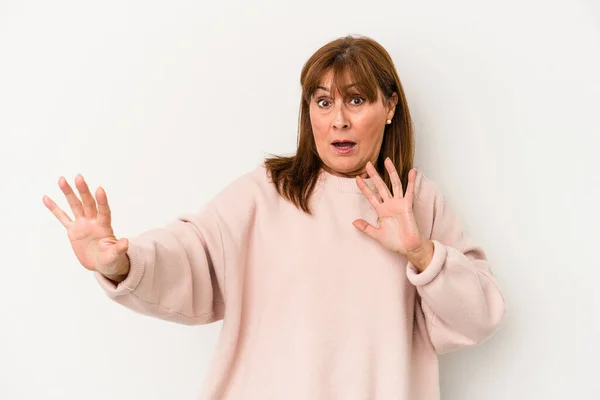 Middelbare Leeftijd Blanke Vrouw Geïsoleerd Witte Achtergrond Wordt Geschokt Als — Stockfoto