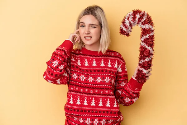 Joven Mujer Caucásica Sosteniendo Gran Palo Navidad Aislado Sobre Fondo — Foto de Stock