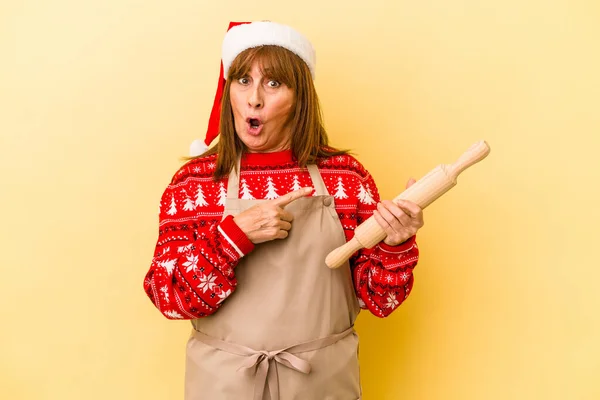 Middle Age Caucasian Woman Cooking Cookies Christmas Isolated Yellow Background — Zdjęcie stockowe