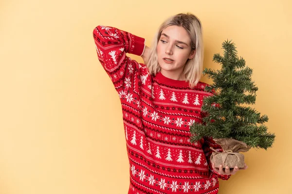 Jonge Blanke Vrouw Met Een Kleine Kerstboom Geïsoleerd Gele Achtergrond — Stockfoto