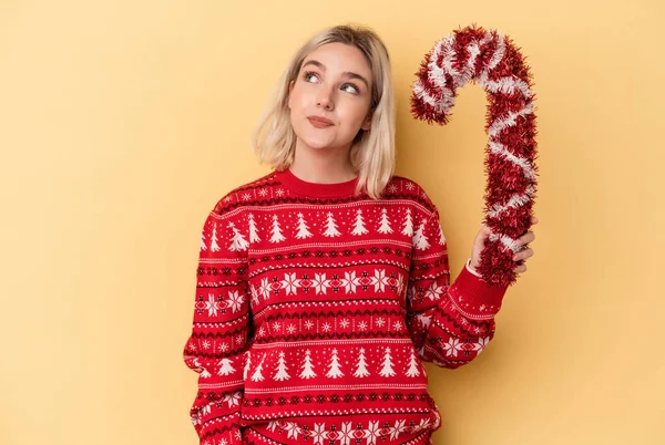 Jonge Kaukasische Vrouw Met Grote Kerst Stok Geïsoleerd Gele Achtergrond — Stockfoto