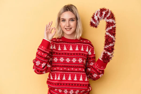 Joven Mujer Caucásica Sosteniendo Gran Palo Navidad Aislado Sobre Fondo —  Fotos de Stock