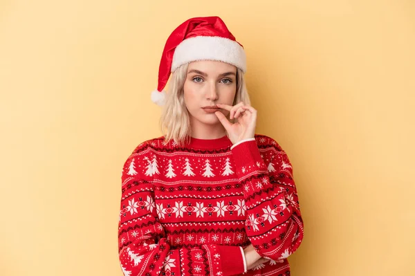 Mladá Běloška Slaví Vánoce Izolované Žlutém Pozadí Prsty Rtech Drží — Stock fotografie