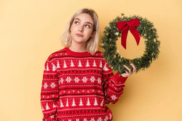 Young Caucasian Woman Holding Christmas Wreath Isolated Yellow Background Dreaming — Photo