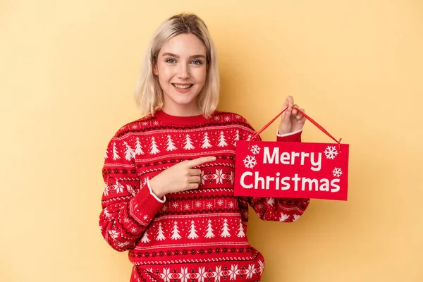 Молода Біла Жінка Тримає Веселий Різдвяний Плакат Ізольовано Жовтому Тлі — стокове фото