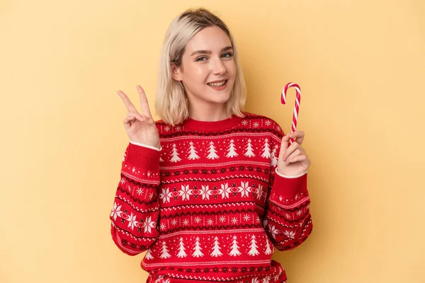 Joven Mujer Caucásica Sosteniendo Palo Navidad Aislado Sobre Fondo Amarillo — Foto de Stock