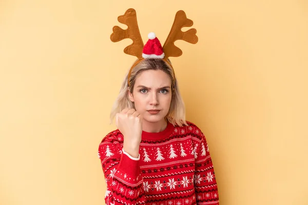 크리스마스 모자를 코카서스 배경에 고립되어 카메라에 주먹을 공격적 표정을 — 스톡 사진