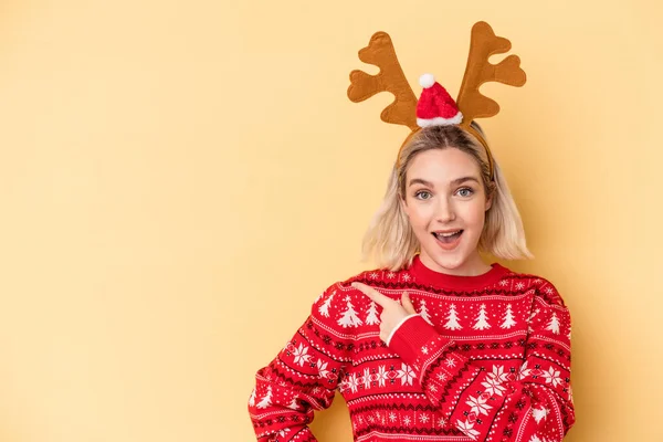 Mulher Caucasiana Jovem Vestindo Chapéu Rena Natal Isolado Fundo Amarelo — Fotografia de Stock