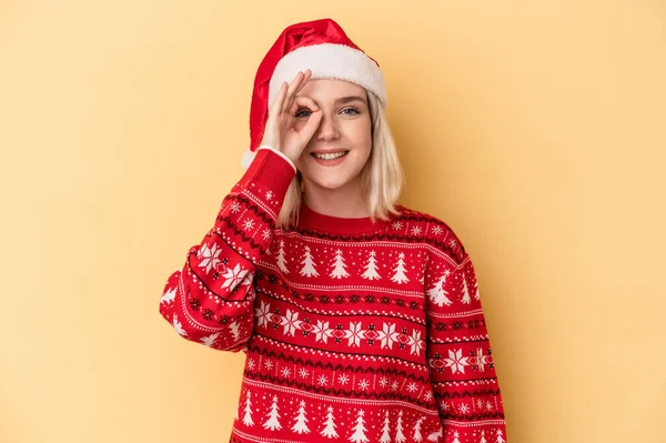 Ung Kaukasiska Kvinna Firar Jul Isolerad Gul Bakgrund Upphetsad Hålla — Stockfoto