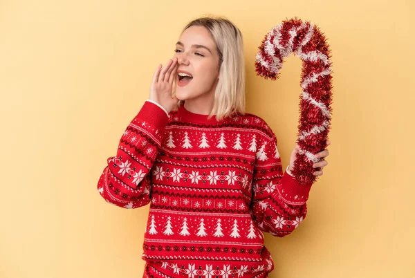 Joven Mujer Caucásica Sosteniendo Gran Palo Navidad Aislado Sobre Fondo —  Fotos de Stock