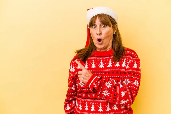 Middle Age Caucasian Woman Celebrating Christmas Isolated Yellow Background Pointing — Φωτογραφία Αρχείου
