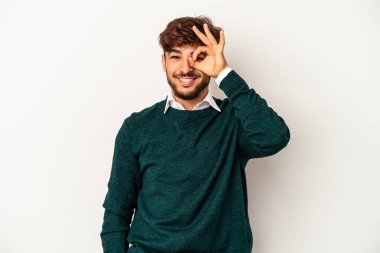 Genç melez adam, gri arka planda izole edildi. Heyecanlı görünüyor..