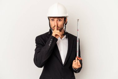 Miğfer takan ve taksimetre tutan genç bir mimar gri arka planda bir sır saklıyor ya da sessizlik istiyor..