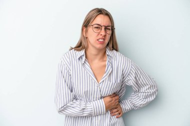 Mavi arka planda karaciğer ağrısı çeken, karnı ağrıyan beyaz bir kadın..