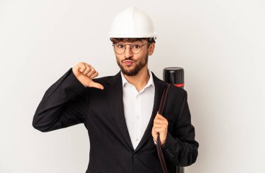Gri arka planda izole edilmiş bir kask takan genç mimar gururlu ve kendinden emin hissediyor..