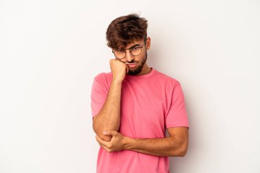 Genç melez adam, gri arka planda izole edilmiş. Tekrarlanan bir görevden yorulmuş..