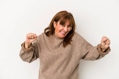 Beyaz arka planda izole edilmiş orta yaşlı beyaz kadın dans ediyor ve eğleniyor..