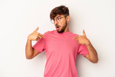 Genç melez adam gri arka planda izole edildi..