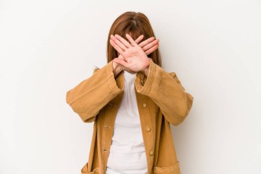 Beyaz arka planda izole edilmiş orta yaşlı beyaz kadın iki kolu çapraz tutuyor, inkar kavramı.