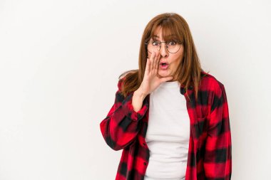 Beyaz arka planda izole edilmiş orta yaşlı beyaz kadın gizli bir sıcak fren haberi veriyor ve yan bakıyor.