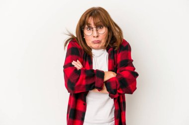 Beyaz arka planda izole edilmiş orta yaşlı beyaz kadın omuz silkiyor ve gözleri açık..