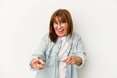 Beyaz arka planda soyutlanmış orta yaşlı beyaz bir kadın gülümsüyor..