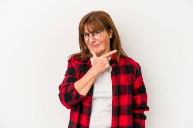 Beyaz arka planda izole edilmiş orta yaşlı beyaz bir kadın bir strateji planlıyor, bir işin nasıl olacağını düşünüyor..