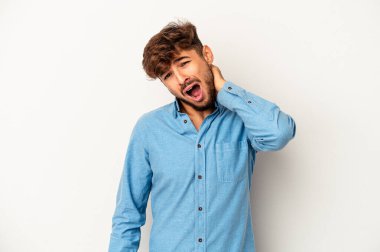 Genç melez adam gri arka planda izole edilmiş, sabit yaşam tarzından dolayı boyun ağrısı çekiyor..