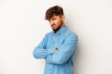 Genç melez adam gri arka planda izole edilmiş şüpheli, belirsiz, seni inceliyor..